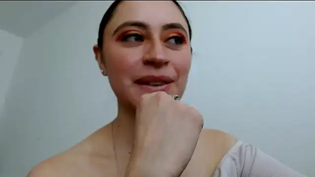 Snapshot of Juls_winter_ chatting on July 6, 6:21 pm Juls winter online show from July 6, 6:21 pm