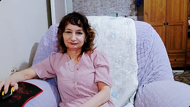 Snapshot of AnnieEltgant chatting on January 1, 2:31 pm AnnieEltgant online show from January 1, 2:31 pm