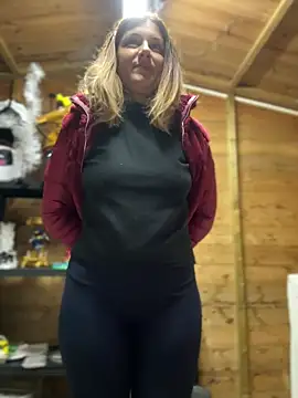 DaisyVibesss online show from December 8, 4:18 pm