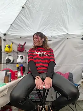 DaisyVibesss online show from February 23, 1:10 pm