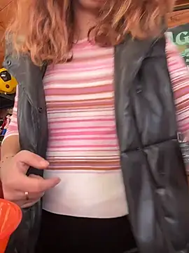 Snapshot of DaisyVibesss chatting on December 20, 10:33 am DaisyVibesss online show from December 20, 10:33 am