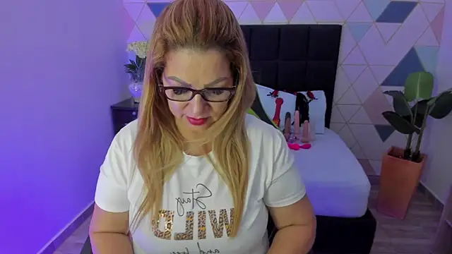 Snapshot of gisela27 chatting on September 10, 12:49 pm gisela27 online show from September 10, 12:49 pm