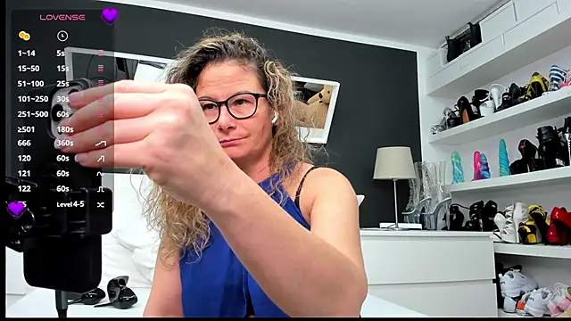 Snapshot of izzy-mendosa chatting on January 5, 2:30 pm izzy-mendosa online show from January 5, 2:30 pm