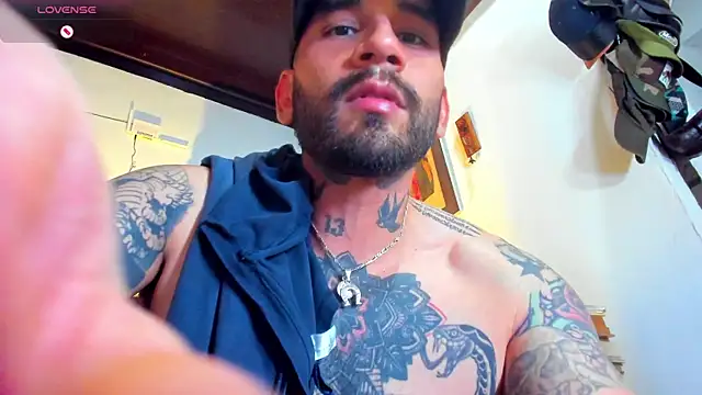 Snapshot of CamiloGray_ chatting on February 10, 6:56 pm CamiloGray online show from February 10, 6:56 pm