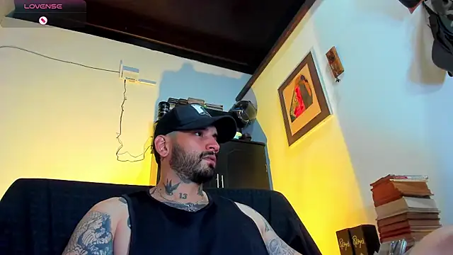 Snapshot of CamiloGray_ chatting on February 11, 1:20 pm CamiloGray online show from February 11, 1:20 pm