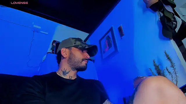 Snapshot of CamiloGray_ chatting on February 24, 4:58 pm CamiloGray online show from February 24, 4:58 pm