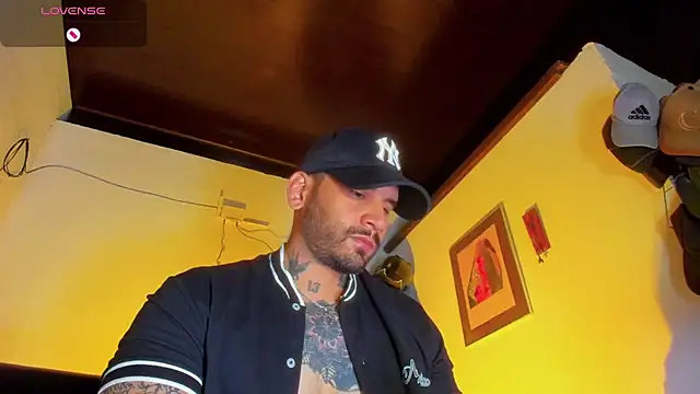 Snapshot of CamiloGray_ chatting on March 20, 1:37 pm CamiloGray online show from March 20, 1:37 pm