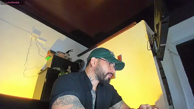 Snapshot of CamiloGray_ chatting on September 19, 2:18 pm CamiloGray online show from September 19, 2:18 pm