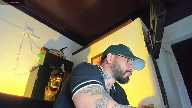 Snapshot of CamiloGray_ chatting on September 21, 11:23 am CamiloGray online show from September 21, 11:23 am