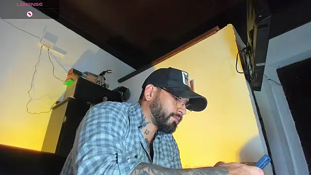 Snapshot of CamiloGray_ chatting on September 24, 2:53 pm CamiloGray online show from September 24, 2:53 pm