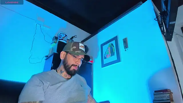 Snapshot of CamiloGray_ chatting on September 27, 2:44 pm CamiloGray online show from September 27, 2:44 pm