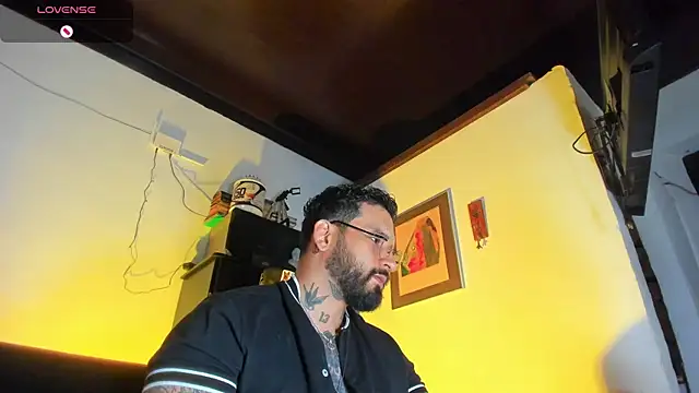 Snapshot of CamiloGray_ chatting on September 29, 2:55 pm CamiloGray online show from September 29, 2:55 pm