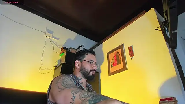 Snapshot of CamiloGray_ chatting on September 30, 2:22 pm CamiloGray online show from September 30, 2:22 pm