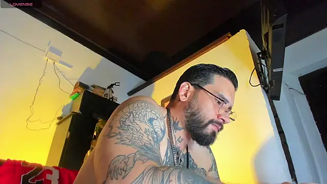 Snapshot of CamiloGray_ chatting on October 5, 2:04 pm CamiloGray online show from October 5, 2:04 pm