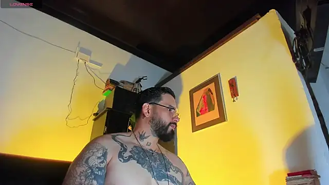 Snapshot of CamiloGray_ chatting on October 7, 2:25 pm CamiloGray online show from October 7, 2:25 pm