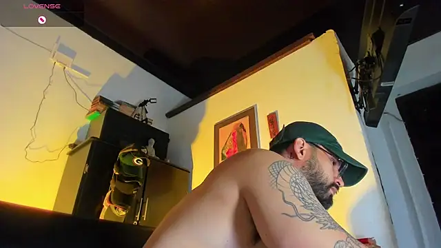 Snapshot of CamiloGray_ chatting on October 11, 1:42 pm CamiloGray online show from October 11, 1:42 pm