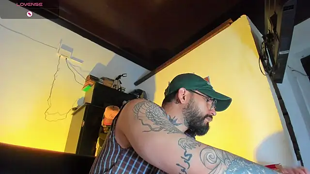 Snapshot of CamiloGray_ chatting on October 13, 4:07 pm CamiloGray online show from October 13, 4:07 pm