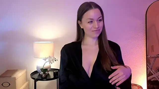 Snapshot of MilaFleur chatting on February 14, 9:24 am MilaFleur online show from February 14, 9:24 am