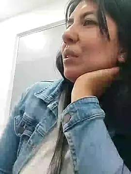 aisha latina online show from December 9, 9:05 pm