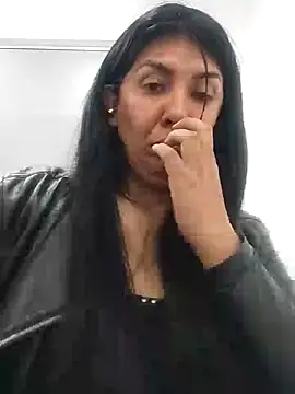 aisha latina online show from December 10, 7:00 pm