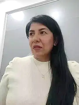 aisha latina online show from January 24, 9:15 pm