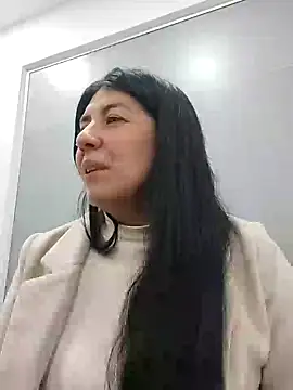 aisha latina online show from February 14, 1:40 pm