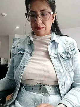 aisha latina online show from October 17, 3:36 pm