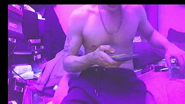 Snapshot of Cloudd_Kingg_Iceyyy chatting on May 15, 7:32 pm Cloudd Kingg Iceyyy online show from May 15, 7:32 pm