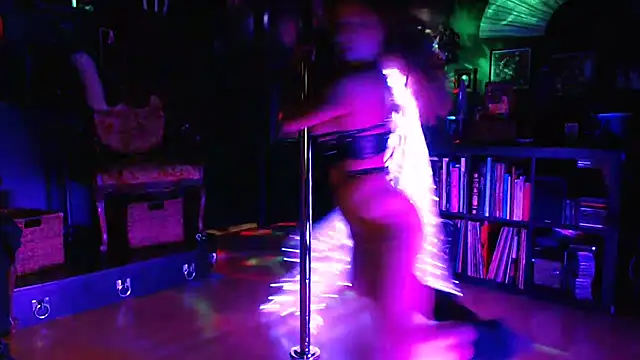 Snapshot of gothstripper chatting on October 3, 11:02 pm gothstripper online show from October 3, 11:02 pm