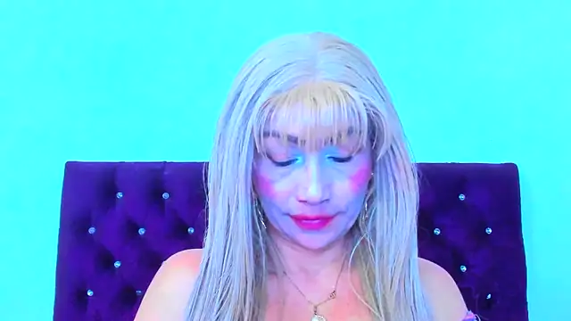 Snapshot of almabeckelt chatting on October 13, 7:47 pm almabeckelt online show from October 13, 7:47 pm