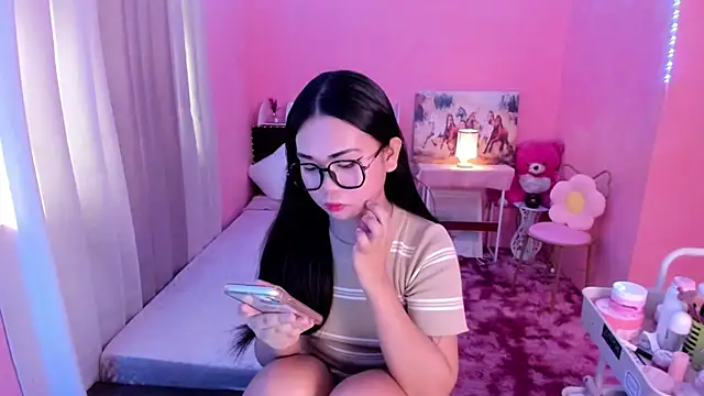 Snapshot of Vivorey_Leighn chatting on December 15, 2:19 am Vivorey Leighn online show from December 15, 2:19 am