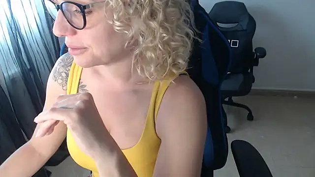 Snapshot of LARACRUZ30 chatting on April 29, 2:21 pm LARACRUZ30 online show from April 29, 2:21 pm