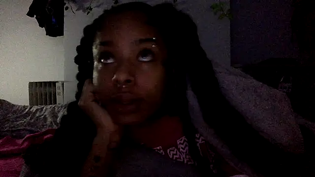 Snapshot of CutieFrmthehood chatting on February 8, 4:05 am CutieFrmthehood online show from February 8, 4:05 am