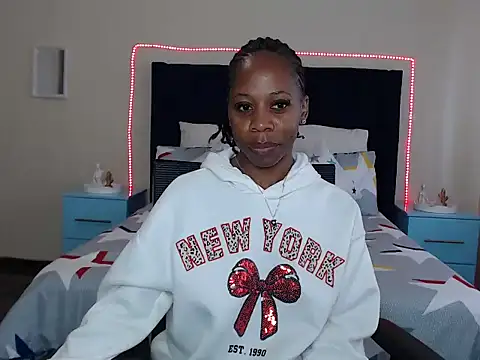 QUEENMANDYY online show from April 14, 6:30 am