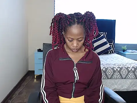 QUEENMANDYY online show from June 25, 6:18 am