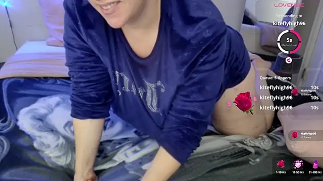 Snapshot of julimonroe chatting on January 23, 3:37 am julimonroe online show from January 23, 3:37 am