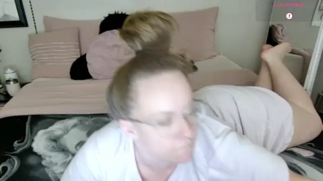 Snapshot of julimonroe chatting on February 13, 3:18 am julimonroe online show from February 13, 3:18 am