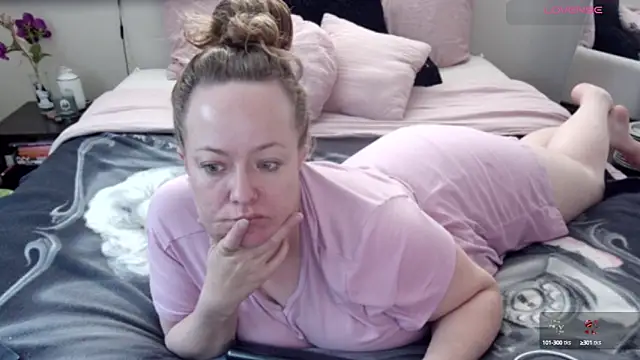 Snapshot of julimonroe chatting on February 15, 4:01 pm julimonroe online show from February 15, 4:01 pm