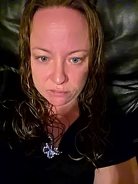 Snapshot of julimonroe chatting on October 20, 11:43 am julimonroe online show from October 20, 11:43 am