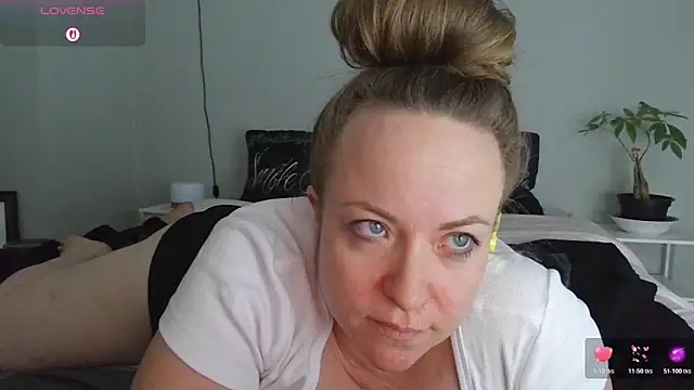 Snapshot of julimonroe chatting on April 1, 3:07 am julimonroe online show from April 1, 3:07 am