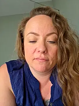 Snapshot of julimonroe chatting on April 18, 5:06 pm julimonroe online show from April 18, 5:06 pm