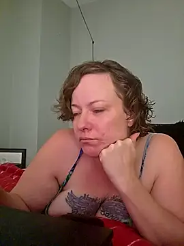 Snapshot of julimonroe chatting on April 22, 2:47 am julimonroe online show from April 22, 2:47 am