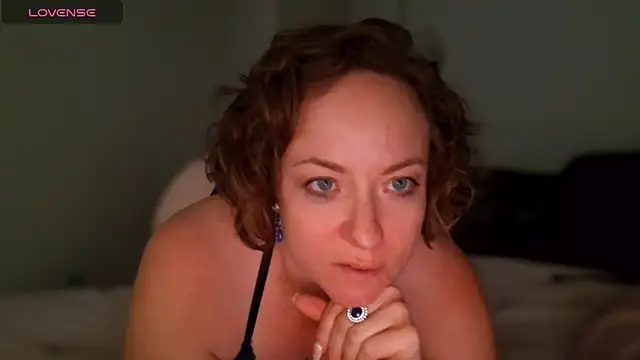 Snapshot of julimonroe chatting on April 24, 2:58 am julimonroe online show from April 24, 2:58 am