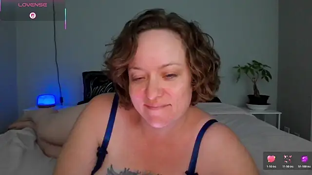 Snapshot of julimonroe chatting on April 27, 3:04 am julimonroe online show from April 27, 3:04 am