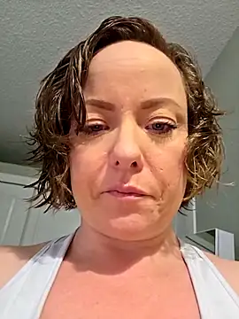 Snapshot of julimonroe chatting on May 5, 2:14 pm julimonroe online show from May 5, 2:14 pm