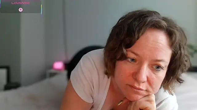 Snapshot of julimonroe chatting on May 6, 3:06 pm julimonroe online show from May 6, 3:06 pm