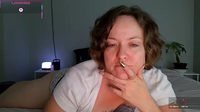 Snapshot of julimonroe chatting on May 7, 4:40 am julimonroe online show from May 7, 4:40 am