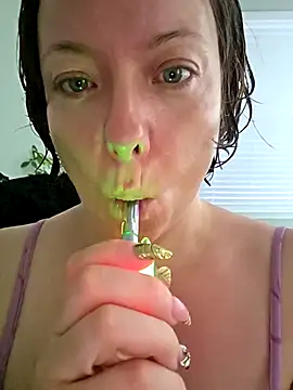 Snapshot of julimonroe chatting on May 12, 11:40 am julimonroe online show from May 12, 11:40 am
