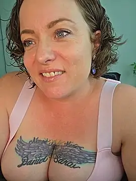 Snapshot of julimonroe chatting on May 17, 12:30 am julimonroe online show from May 17, 12:30 am