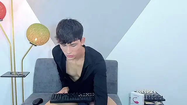 logan thomas online show from December 6, 8:05 am